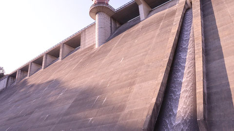 ダム、コンクリート、水、貯水池、風景の写真フリー素材　Dam, concrete, water, reservoir, landscape photo free material