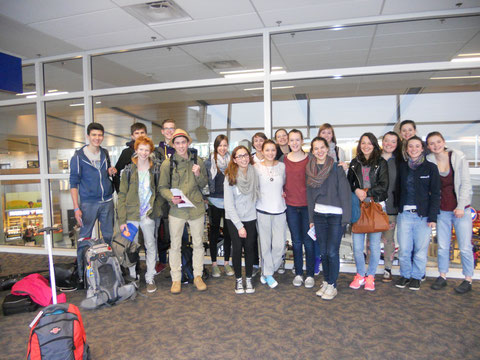 Hier stehen wir alle am Flughafen. Alle deutschen AFS'ler die ein oder ein halbes Jahr in Costa Rica verbringen werden.