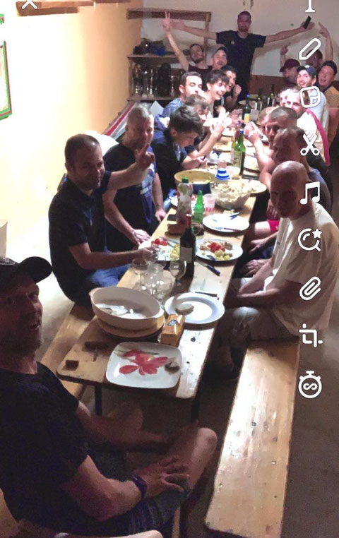 Dernier banquet de la saison jeudi 08-06 pour les titulaires (Pas de miracle avec Lourdes défaite des Jonquilles 4-3 contre les R&N)... Dernière banquette de la saison dimanche 11-06 pour les remplaçants, avec Assemblée Générale à l'issue du match...
