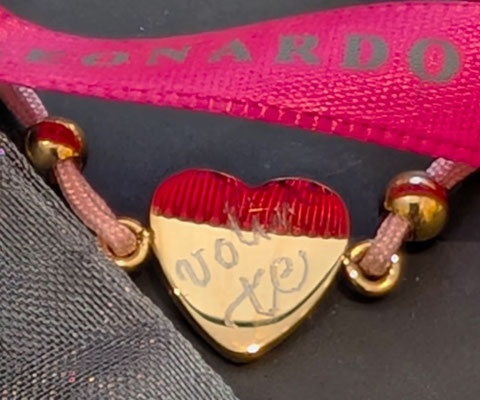 Volim te ist auf einem Bracelet in winziger präziser Schönschrift eingraviert live vor Ort bei Brandactivation für die Luxusmarke Intimissimi in Frankfurt auf der Zeil.
