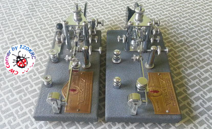 Vibroplex Zephyir al fianco di un Champion, notasi la differenza tra le due basi.