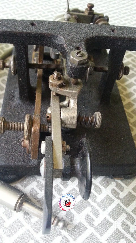 Mc Elroy modello 1936A - Particolare del frame e dello snodo del pendolo prodotto in fusione, tipico del 1936 tipo A.