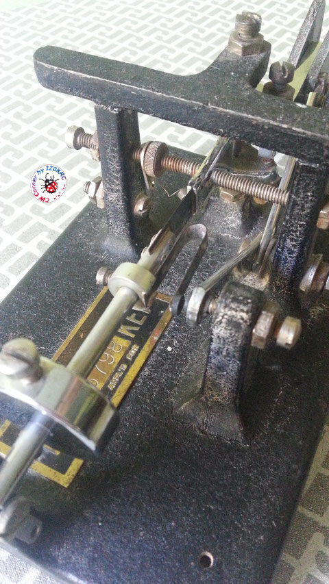 Mc Elroy model 1935, Deep Vee - Particolare frame e contatti