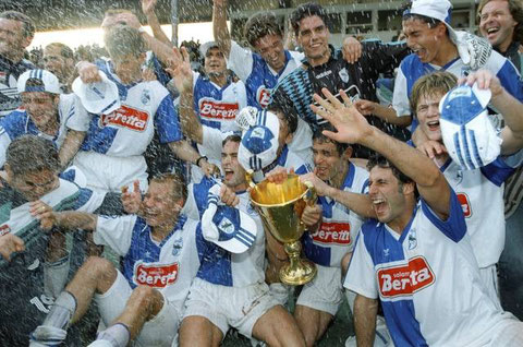 Die Mannschaft von GC jubelt am 27. Mai 1995 im Hardturm-Stadion in Zürich über die gewonnene Schweizer Fussball-Meisterschaft