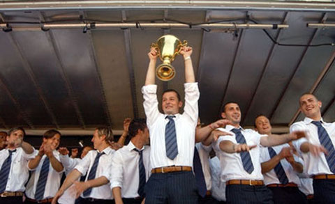 Fabrice Borer beim Meistertitel 2003 mit dem Pokal