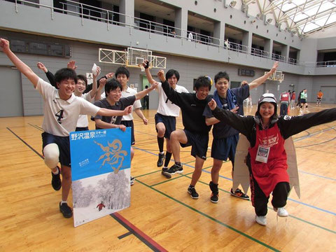 野沢温泉杯優勝記念です。ガッチャマンのポーズらしいです。大石と宮辻で完全に隠れているのは中井君です。熊野どこ向いてるの!?