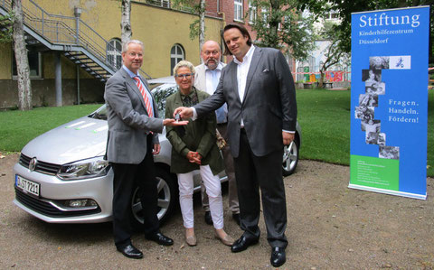 Schlüsselübergabe an das Kinderhilfezentrum