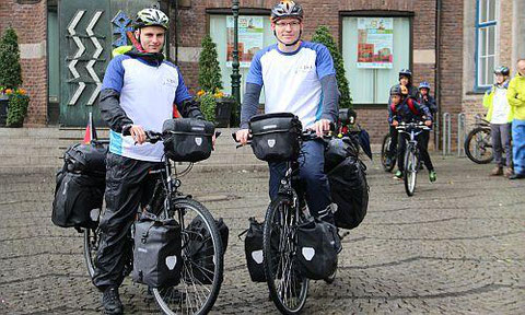 Am Sonntag wurden sie vor dem Rathaus verabschiedet, ihre Tour starten sie am Montag - die Studenten Niklas Lehnert und Tim Thesing (v.l.)