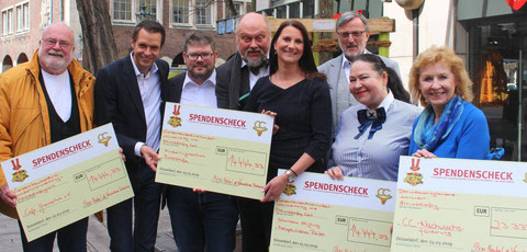 Spendenübergabe des Comitee Düsseldorfer Carneval (v.l.): Walter Scheffler, Prinz Martin, Tobias Mehwitz (Verein „It’s for kids“), Michael Riemer, Venetia Sabine, Michael Laumen, Caroline Merz, Ellen Schlepphorst | Foto: Tobias Kaluza