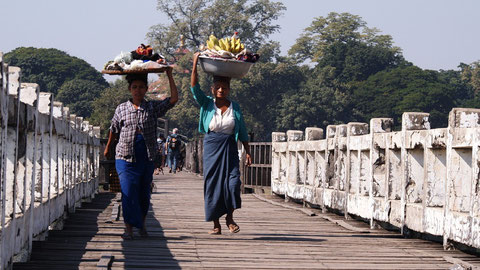 Vendors on the bridge