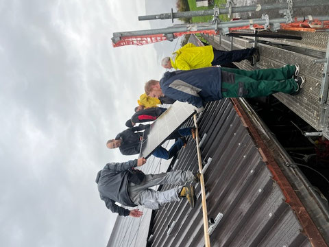 Freiwillige Helfer montieren die letzten Panels auf dem Gutsbetrieb Feuz.