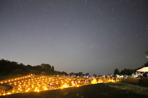 広場では流れ星に歓声が響く