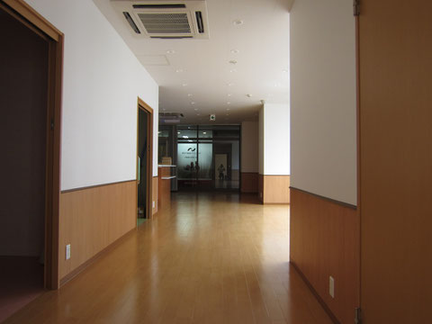 第一診察室より入り口を望む