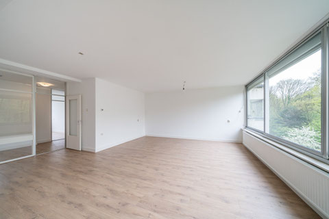Woonkamer is totaal leeg, vloer en muren zijn schoongemaakt