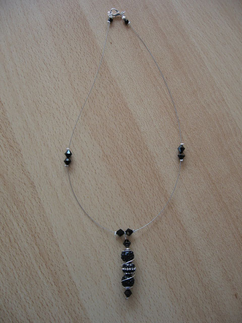 Modèle 12 : collier shamballa : longueur du collier : 46,5 cm, toupies swarowski : 10 euros.