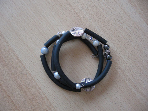 Bracelet : diamètre 65 mm : 6 euros. VENDU.