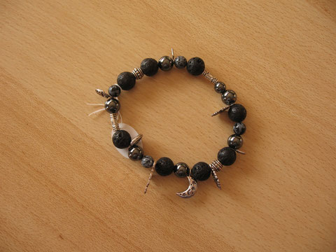 Bracelet avec hématites, pierres de lave et obsidiennes : 8 euros.
