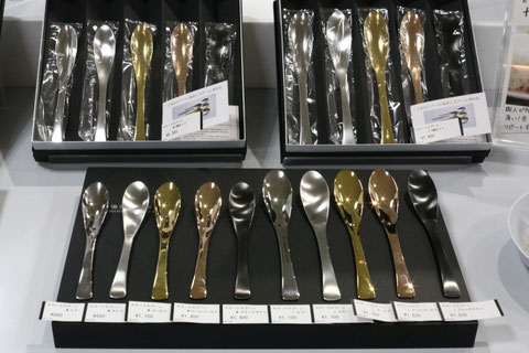 スマートスプーンの2サイズが5色展開でご覧いただけます!