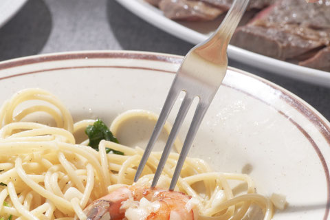 中央の長い刃がポイント。麺をつぶさず、お皿を傷つけずにするりと巻ける「パスタフォーク」