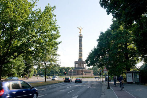 The roundabout Großer Stern is famous for the Siegessäule in the center of the place.