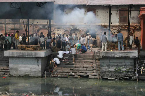 Totenverbrennung am Bagmati (Quelle: Internet)