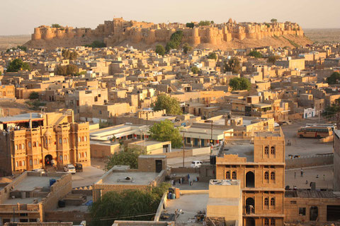 Blick auf das Fort von Jaisalmer bei Sonnenuntergang