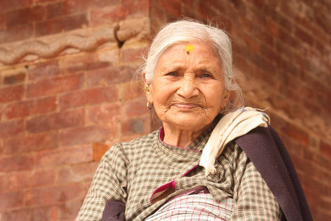 Alte Frau in Kathmandu