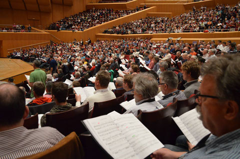 Chorleiter Dieter Weidemann (r. bei der Hauptprobe in München) wirkt mit 30 „Choralle“-Sängerinnen und Sängern beim „Pop-Oratorium Luther“ mit und bringt es mit seinem Chor Anfang Dezember in Neustadt und Bad Windsheim auf die Bühne.