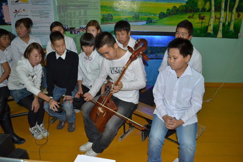 Unsere Schüler spielten auf der Pferdekopf-Geige, einem traditionellen mongolischen Musikinstrument.