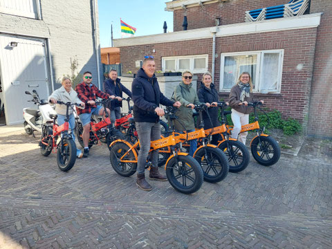 Lachende mensen op een Fat bike voor de afhaal locatie.