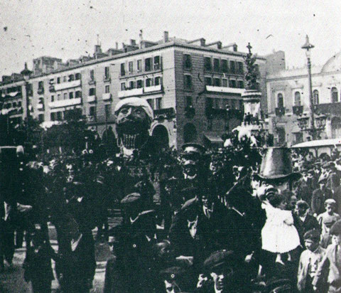 El tragachicos en la Plaza España a principios del s. XX. foto de Archivo Ibercaja.