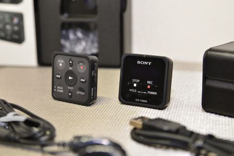 Sony ICD-TX800：本体(中央右)とリモコン(中央左)