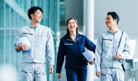 談笑する作業着の男女