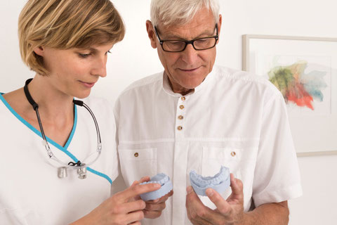 auf dem Foto sind Dr. Reinhard Engel und Dr. Regina Engel in einer Besprechung zu sehen