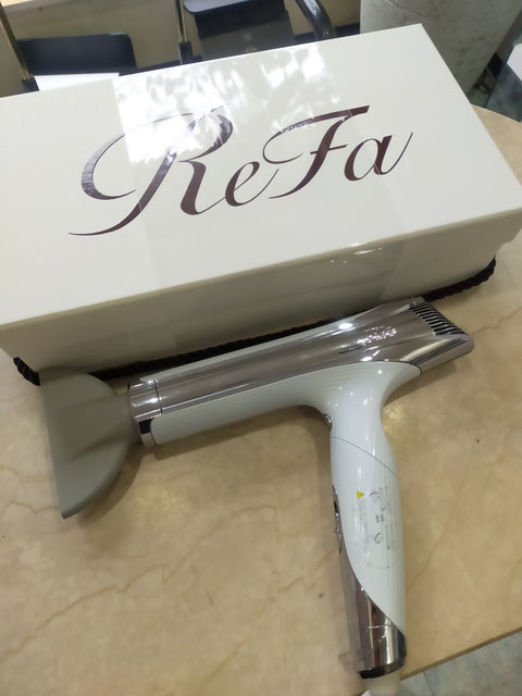 ツヤ髪を叶える大人気ドライヤー、ReFa(リファ)ビューテック ドライヤースマートS+の製品本体