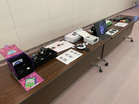各社のアクセシビリティデバイスが並んだ出展時の写真