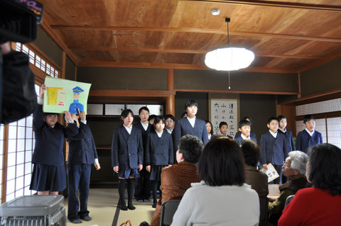 布野小４年生の紙芝居（３月１３日）