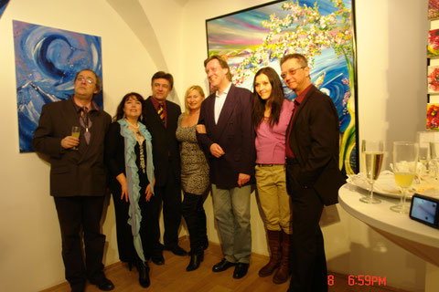 Nese Banu Argadal mit Gästen bei Vernissage 08 April 2012 Galerie Merikon