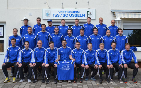 Der TuS Usseln mit den gesponsorten Traininganzügen von "Die Tenne" (www.tenne-willingen.de).