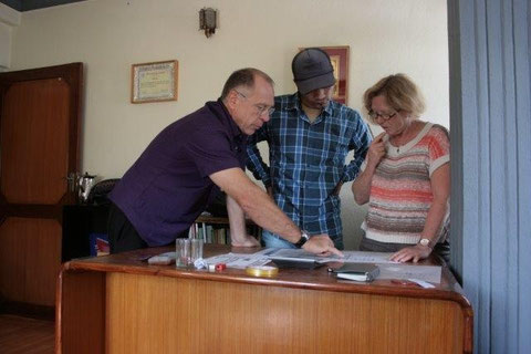 Klaus, Binod und Sonja planen den Bau