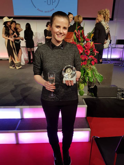 Schweizer Make Up Meisterin 2018 Nadja Thoma mit Pokal an der Siegesfeier