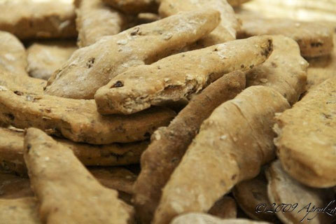 People crackers for dogs