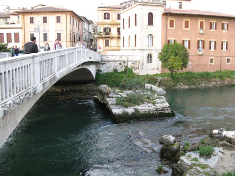 die Reste einer alten Steinbrücke aus der Römerzeit