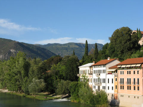Blick von der "Ponte degli Alpini" hinauf zum Monte Grappe