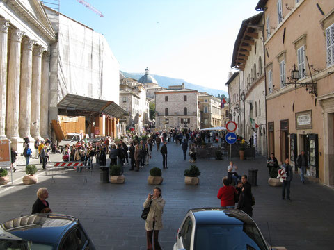 der zentrale Platz von Assisi
