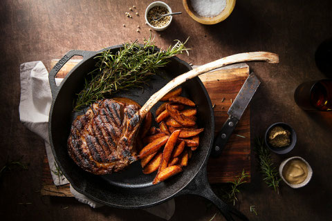 tomahawks von Fleisch und Mehr mit Kartoffel und Rosmarin