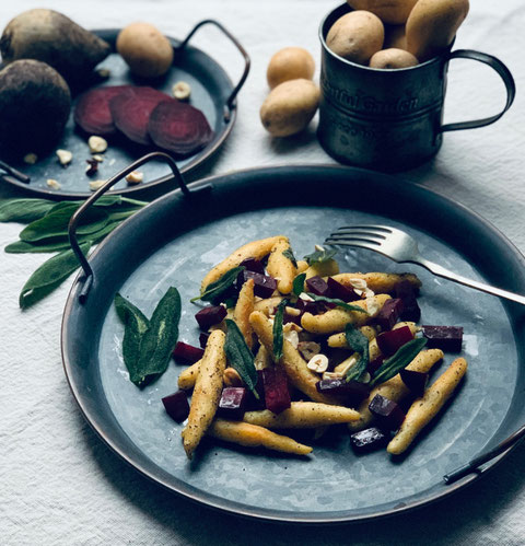 Schupfnudeln mit Salbei-Butter, Roten Rüben, Mohn & Haselnüssen