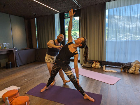 Vinyasa Yoga-Lehrer Ausbildung. Kleine familiäre Gruppe, grosse Fortschritte. In Zürich Oerlikon.