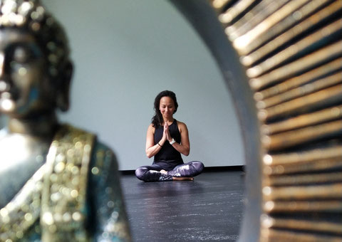 Yoga in Zürich, Frau in Meditations Haltung im Studio in Zürich Oerlikon