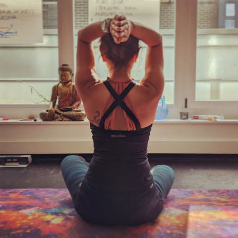 Frau in Yoga Pose in Zürich Oerlikon im Studio. Vertiefe dein Yoga Wissen mit dem Online-Kurs.